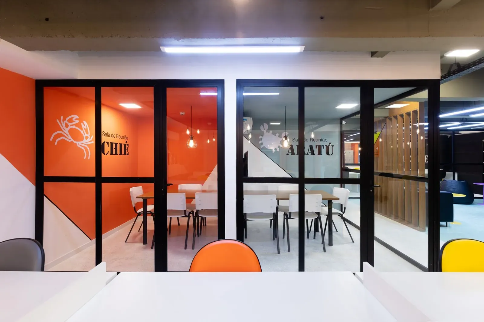 Salas de reunião com identidade visual em laranja e preto