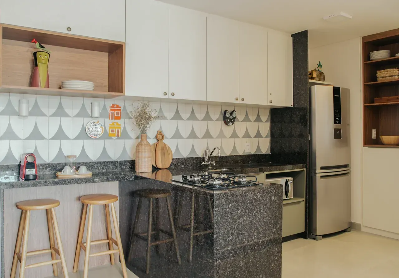 Cozinha planejada com marcenaria autoral